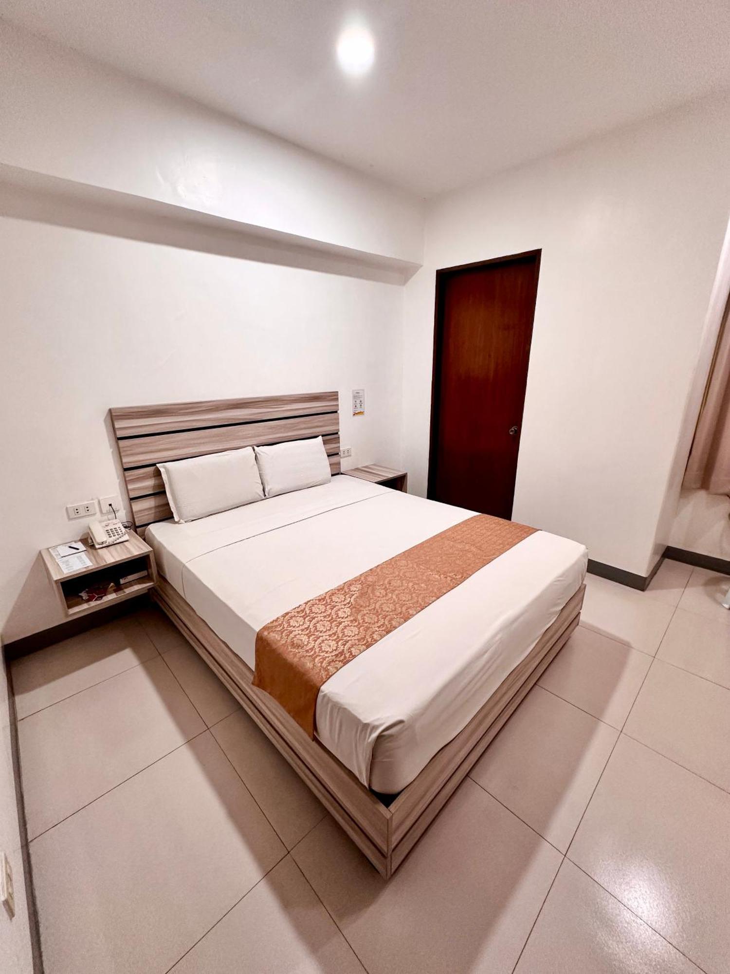 Travelbee Fuente Inn Cebu Exterior photo